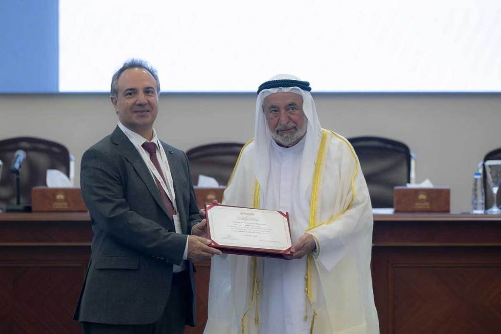 محمد حقي سوتشين مع الشيخ الدكتور سلطان بن محمد القاسمي في الشارقة